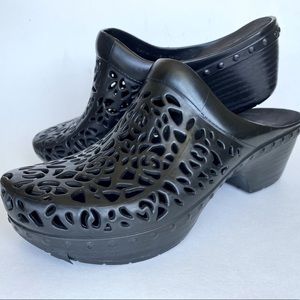 Dansko Pippa laser cut rubber clog Size 39 European (8.5 US) vegan like new